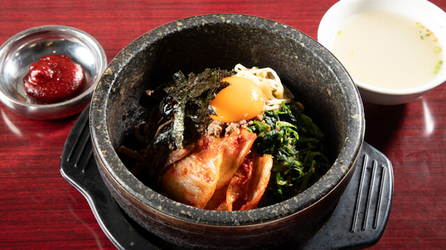 炭火で焼き上げるカルビ